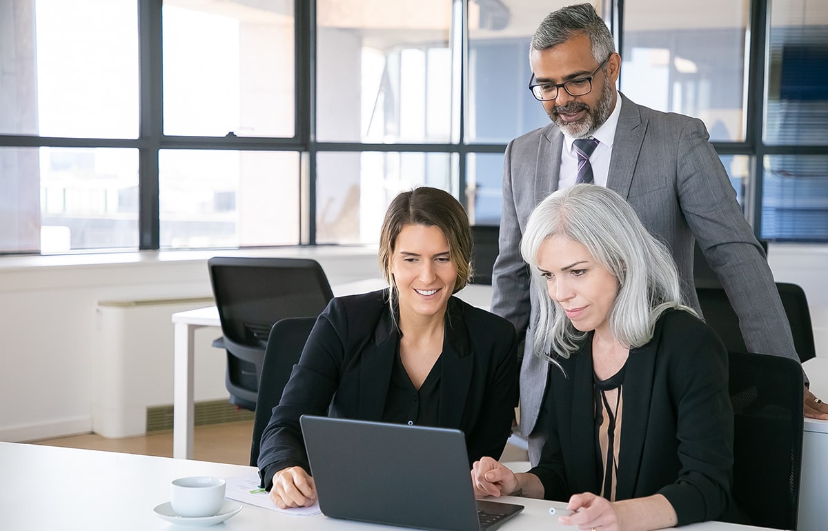cheerful-business-team-watching-presentation-laptop-sitting-workplace-staring-display-smiling-copy-space-business-meeting-concept-min