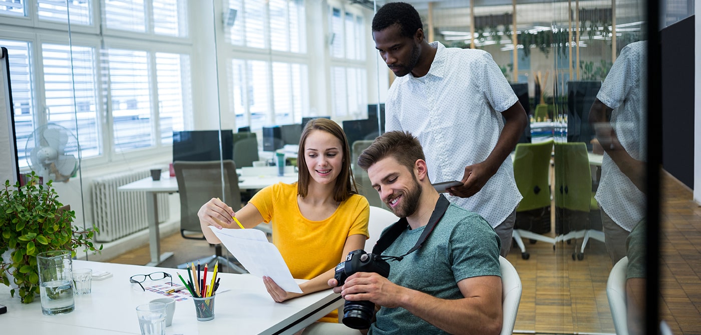 male-female-graphic-designers-interacting-with-each-other-min