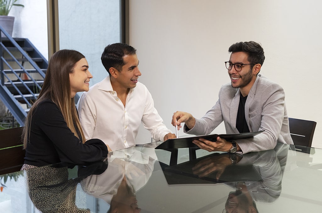 medium-shot-couple-talking-real-estate-agent-min